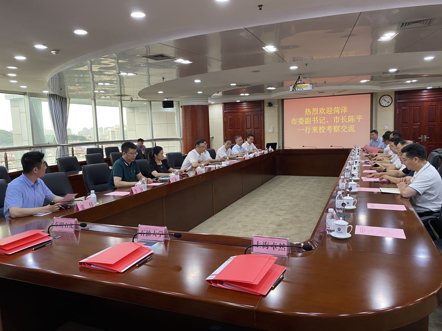 上海w66利来国际、东明石化、中国石油大学三方签订《原油催化裂解制乙烯丙烯（UPC）技术工业试验与推广许可协议》